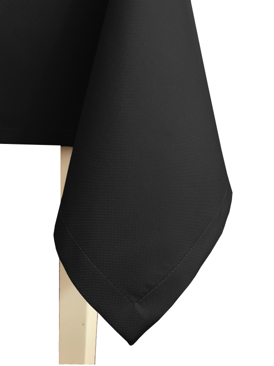 Zwis czarnego obrusa ogrodowego przy stole