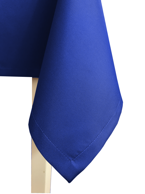 Zwis chabrowego obrusa ogrodowego przy stole